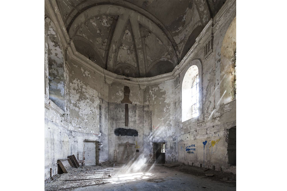 lichtinval in église SV, een leegstaande
            verlaten kerk en bekende urbex locatie